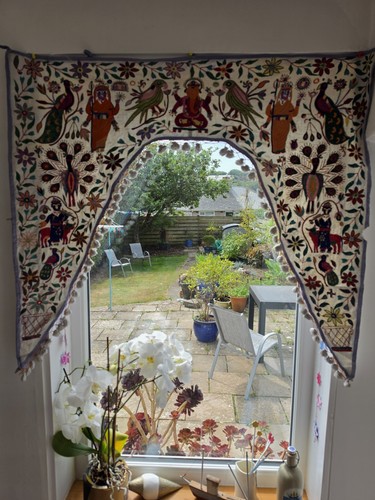 Vintage hand embroidered - hand,