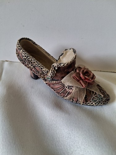 Ornamental heeled shoe with - heeled,