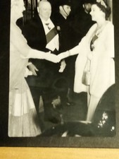 POSTCARD QUEEN ELIZABETH 11& WINSTON CHURCHILL AT HIS RETIREMENT DINNER 1955