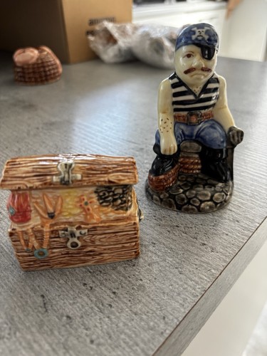 Novelty salt pepper pots - novelty,