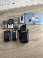 MIXED BUNDLE OF VINTAGE MOBILE PHONES INCLUDING NOKIA MOTOROLA AND SONY