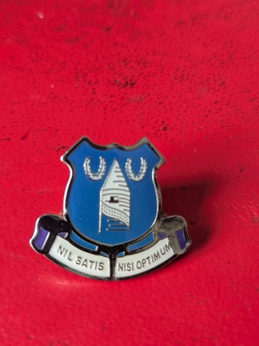 Everton unused pin badge - everton, fc.