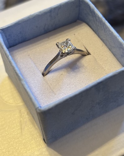 18ct white gold - white, princess