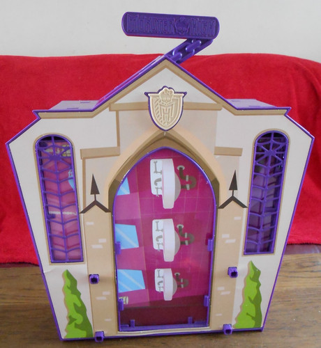 Monster high fold out - out,