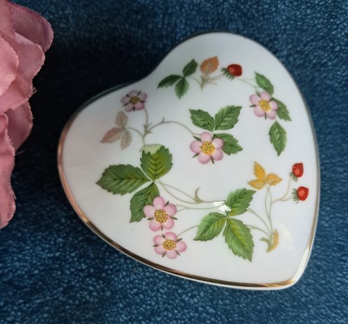 Wedgwood wild strawberry heart - strawberry,