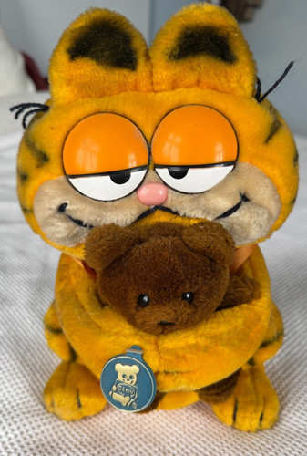 Garfield holding pooky teddy - holding,