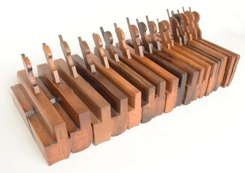 Half set hollow round - &,