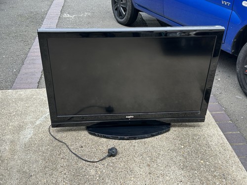 Sanyo with stand - tv,
