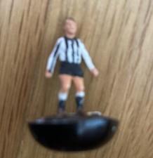 VINTAGE 1970s SUBBUTEO - SPARE PLAYER - NEWCASTLE UNITED STRIP -ALL BLACK BASE