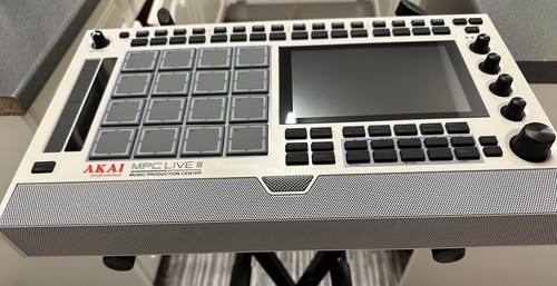 Akai mpc live - mpc, retro