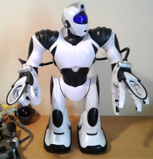 WOWWEE HUMANOID ROBOT