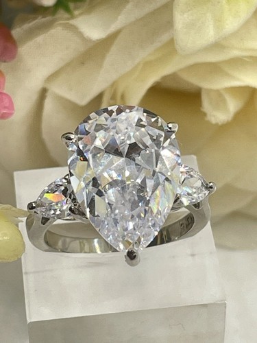 Ladies three stone ring pear