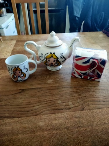 Alice wonderland tea - alice, pot