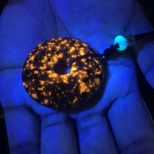 Yooperlite glowing sodalite - glowing,
