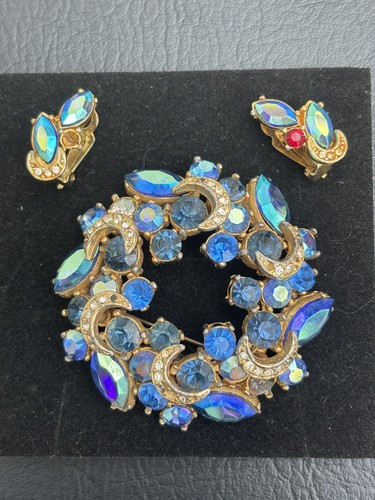 Vintage sphinx brooch - sphinx, wreath