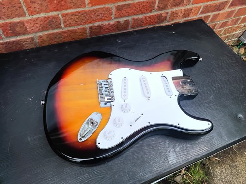 Guitar body strat loaded - body,