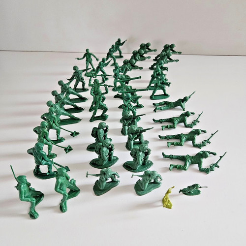 Green plastic toy soldiers - green,