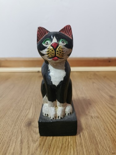Wooden tuxedo cat - tuxedo, stop