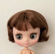 NEARLY NEW - MIDDLE BLYTHE 8” ARTICULATED BJD DOLL WITH BROWN HAIR