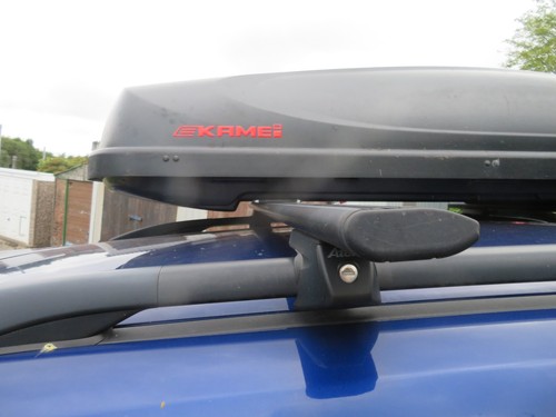 Car roof box and - car,