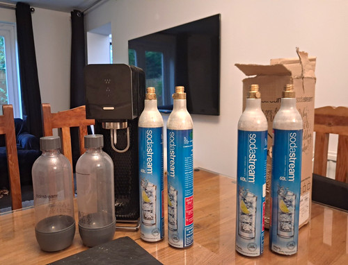 Sodastream with 2full co2 1 - 2full, co2,