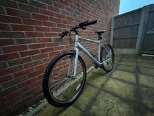 Men’s hybrid bike