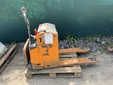 Still pedestrian pallet truck