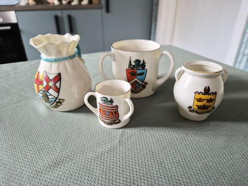 Goss china crested tourist - w,