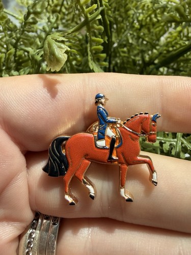 Horse showing enamel pin - 🐎,
