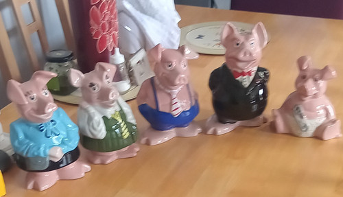 Set ceramic collectable - of, 5
