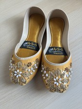 Women’s Yellow Flower Khussa