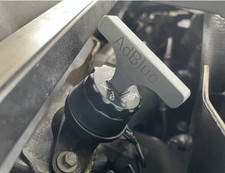 AdBlue tank cap removal tool