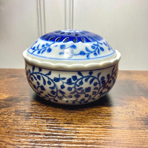 Vintage blue white - white, floral