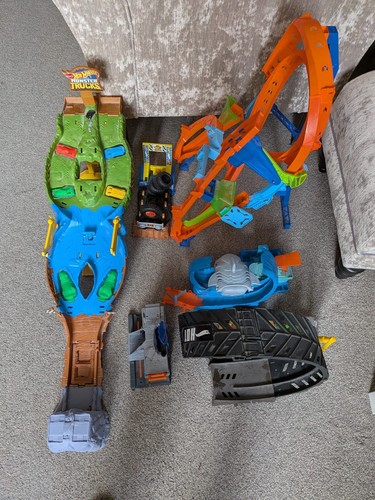Hot wheels track - hot,