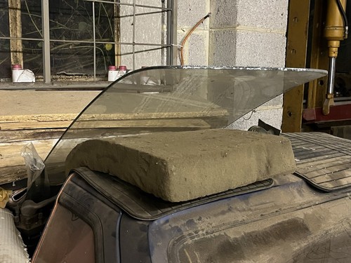 Front glass windscreen - front,