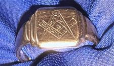 MASONIC ANTIQUE 1900s STAMPED 9CT GOLD SQUARE & COMPASS RING. SIZE P.  3.6 GRAMS