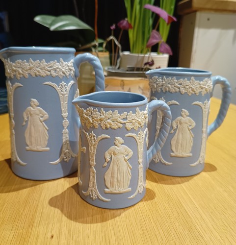 Set jasperware jugs - 3,