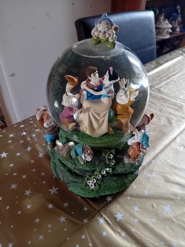 Snowglobe disney snow white - snowglobe,