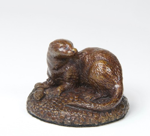 Otter with fish - solid, bronze