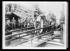 Photo:English Wounded Arriving