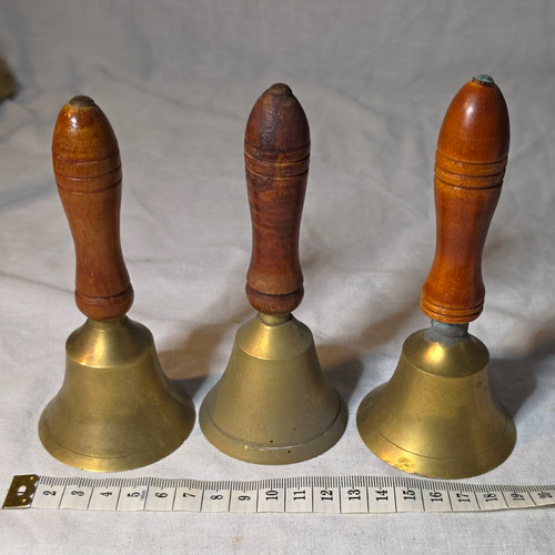 Brass hand bells set - -,