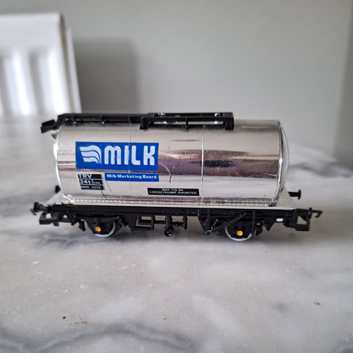 Hornby r133 gauge milk - hornby,