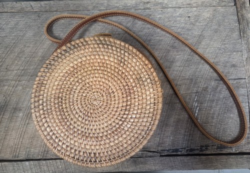 Vintage round rattan crossbody - round,