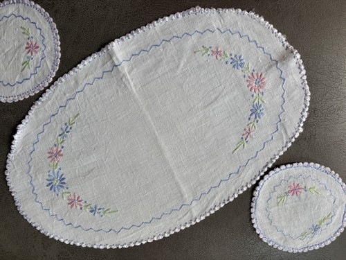Vintage hand embroidered - hand,