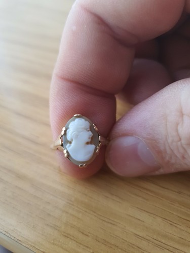 Gold cameo ring vgc - 9,