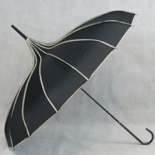 Walking Umbrella Pagoda Black