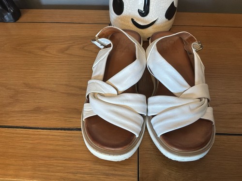 Ladies white leather moda - moda, in
