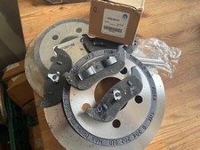 Jeep Cherokee KJ NEW GENUINE rear brake pads & discs 52128411AB & 05083882AF C2