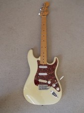 FENDER SQUIER STRATOCASTER