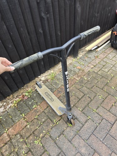 Black 1100 blind side - side, scooter
